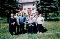 Учителя математики В.А.Кучиевская и Н.Н.Веденеева
с выпускниками школы и их родителями. 2006 год.